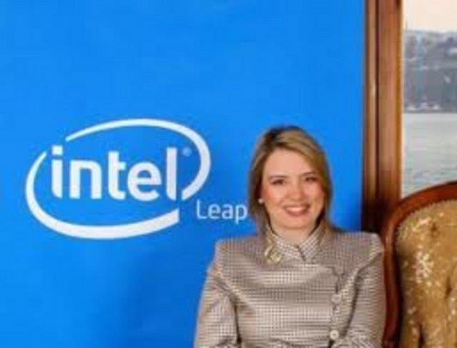 Ayegl ldeniz - San Francisco niversitesi&#8217;nden elektronik iletiim konusunda yksek lisans derecesi ald. San Francisco ve stanbul&#8217;da eitli medya ve internet alannda a gelitirme irketlerinde grev yapt. Intel ailesine 1998 ylnda Akdeniz, Ortadou ve Afrika blgesi pazarlama programlar mdr olarak katld. Bu grevi boyunca, blgedeki perakende datm kanal ve marka stratejilerinin gelitirilmesinden sorumlu olarak alt. 2001-2004 yllar arasnda Intel Trkiye genel mdrl grevini yrten ldeniz, 2004&#8217;ten beri Intel Ortadou, Trkiye, Afrika blge direktr.