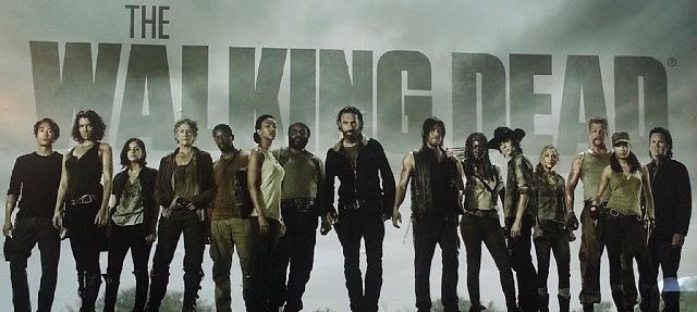 The Walking Dead, Frank Darabont tarafndan gelitirilen bir Amerikan televizyon dizisidir. Hikayesi, Robert Kirkman, Tony Moore ve Charlie Adlard 'n ayn adl izgi romanna dayanmaktadr.