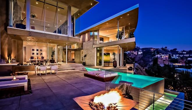 Avicii &#8211; Hollywood     <br>    Gerek ismi Tim Bergling olan nl DJ Avicii, Hollywood&#8217;da byleyici bir villada yayor. McLean Tasarm tarafndan yaplan konak, havada asl gibi olan bir yanlsama zellii tayor. Ayrca ev son teknolojiler ile tamamlanm.