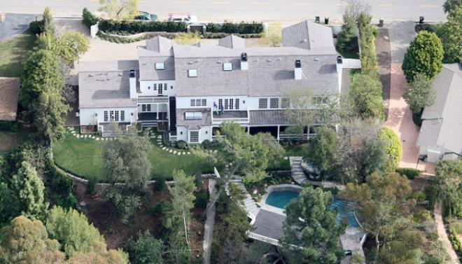 Conan O&#8217;Brien &#8211; Pacific Palisades   <br>       Talk-show sunucusu Conan O&#8217;Brien, Pasifik Palisades&#8217;de bulunan pahal ve byk bir konak satn ald. O&#8217;Brien, 1 bin 77 metrekarelik evi 19.5 milyon dolara satn ald. Ev, 6 yatak odas, 8 banyosu, 3 metrelik tavan ve 6 minesi ile gerekten bir bayapt. Ev ayn zamanda Pasifik Okyanusu ve Santa Monica Da manzarasna sahip.