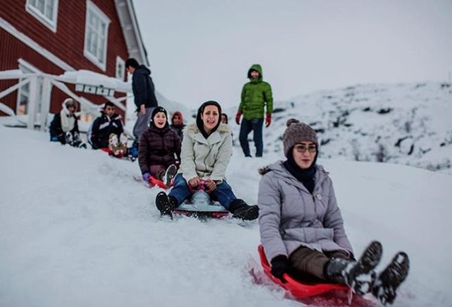 Karar verilince de her ey ok abuk gelimi. 600 konua tesisin kaplar alm. Riksgrnsen&#8217;deki mltecilerin ou daha nce hi kar grmemi. Kayak merkezi, konuklarn hoa zaman geirmesi iin kzaklar alm.