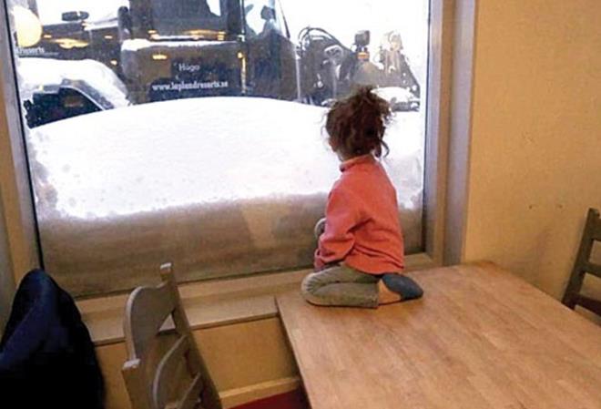 Kutup blgesine yerleen mlteciler hayatlarnda ilk kez kar gryor ve gnein ortaya kmad gnlerde namaz saatlerini nasl saptayacaklarn kefediyor.