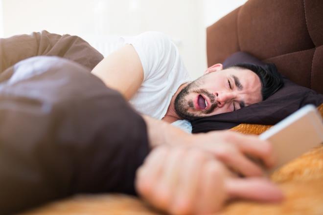 Uluslararas Uyku Vakf&#8217;na gre ksa sreli kestirmeler kaliteli uyku olarak saylmyor. Bu tr uykularn uyku ataleti yaratt biliniyor. Yani saat 6:00&#8217;da ve 7:00 da olmak zere iki alarm kurup, aradaki bir saatte uykunuzu bleceinize, saatinizi 7:00&#8217;ye kurup bir saat daha fazla uyumak daha iyi bir zm olabilir.