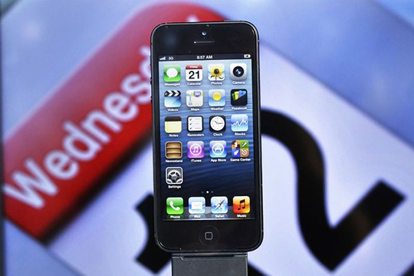 ddialara gre iPhone 5S'in ana men tuunda bir parmak izi taraycs olacak. bkey yerine dbkey olarak tasarlanan bu tuun izilmeye dayankl safirden imal edilecei ne srlyor. Konuyla yakndan ilgilenenlere gre ise Apple'n yeni iPhone'a parmak izi taraycs ekleme olasl dk.