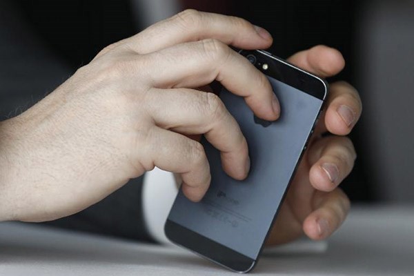 Apple'n piyasaya karaca yeni iPhone modeline iPhone 5S adnn verilmesi ve telefonun iPhone 5 ile tpatp ayn grne sahip olmas bekleniyor.