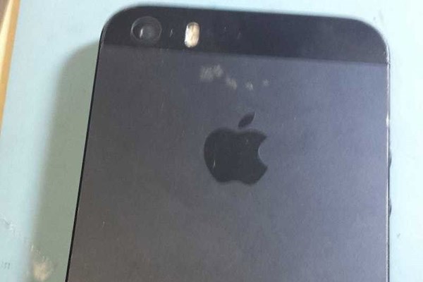 Apple'n iPhone 5S'e ift LED'li fla ekleyerek fotoraflardaki krmz gz sorununun nne gemeye alt belirtiliyor