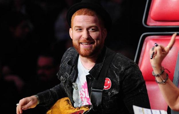 Athena Gkhan emlak zengini kt. Jri yesi olduu olarak yer ald yarmadan ve konserlerden kazand paray gayrimenkule yatran arkc, beinci emlak yatrmn Beylerbeyi'nde villa alarak yapt.