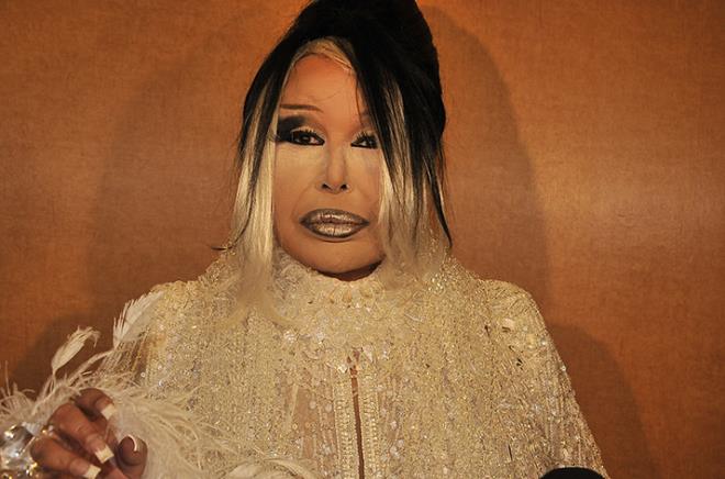 Marmaris'in Talca Mahallesi Bozukkale Mevkii Kzlkum Koyun'daki 13 bin 322 metrekarelik denize sfr arazisini dn satan Blent Ersoy, gizlilik iinde yrtlen sat ileminden sonra kimselere gzkmeden Marmaris Tapu Dairesi'nin arka kapsndan taksiye binerek uzaklat.