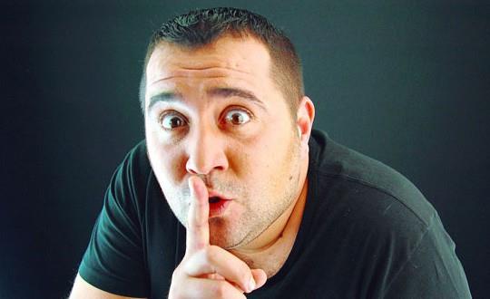 Bozcaada deyince akla gelen nllerden biri de Ata Demirer. Her frsatta Bozcaada'da huzur bulduunu ve teknesiyle koy koy gezdiini dile getiren Demirer'in adada bir de ba evi var...