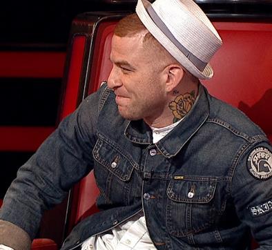 HT Magazin'de yer alan habere gre Beylerbeyi'nde Sezen Aksu'nun evine yakn konumda iki katl mstakil bir ev satn alan arkc, dekorasyon almalarn bitirip yeni evine geti.