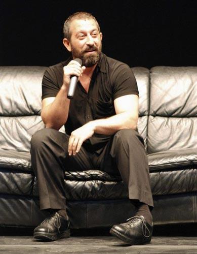 CEM YILMAZ<br>  Levent`te bir villa 1 milyon dolar deerinde bir tekne (Bu sene ald), eme`de villa, bir benzin istasyonu, Bentley otomobil, 2005 model ve 300 bin euro deerinde, 3 Maxi Scooter motosiklet, 1 Mini Cooper, 1 antika Anadol, 1 cip, 3 Porsche (Toplam deeri 1 milyon YTL), Mini Cooper`n son modeli Sidewalk (652 bin dolarlk fiyatyla 2004 ylnn en pahal otomobili olarak lanse edilen Ferrari Enzo sipari eden Ylmaz, bu giriimi basna yansynca arac almaktan vazgemiti.) ..