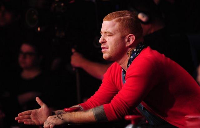 Yazlar konserden konsere koan zouz, 3 sezondur TV'de jri yelii yaparak ciddi bir kazan elde etti.