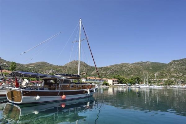 Selimiye     <br>  Marmaris Bozburun Yarmadas'nn en sevimli kylerinden biri.  Henz bozulmam muhteem doas, doal ve tarihi gzellikleri ve muhteem denizi ile sessiz sakin bir koy olan Selimiye'de, huzurlu bir tatil isteyenlerin tercihi