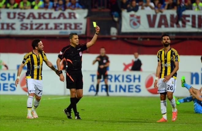 Fenerbahe'den yaplan aklama yle:  "Spor Toto Sper Lig&#8217;in 30. haftasnda, Trabzonspor ile oynanan karlamann 89. dakikasnda Trabzonsporlu bir taraftar tarafndan darp edilen ilave yardmc hakem Volkan Bayarslan bata olmak zere, karlamada grev yapan tm hakemlere yaanan olaylar nedeniyle gemi olsun dileklerimizi iletiriz.