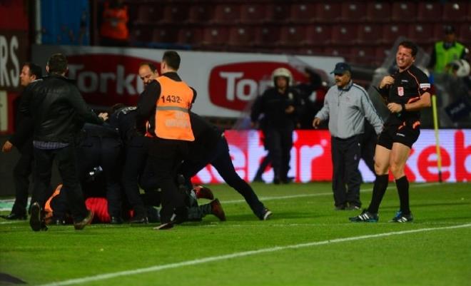 "Trabzonspor ile Fenerbahe arasnda oynanan Spor Toto Sper Lig 30. Hafta msabakas, man 89. dakikasnda msabakann ilave yardmc hakemi Volkan Bayarslan'a yaplan saldr ve yaanan saha olaylar nedeniyle hakem Blent Yldrm tarafndan tatil edilmitir. Msabakayla ilgili karar TFF Ynetim Kurulu tarafndan verilecektir."
