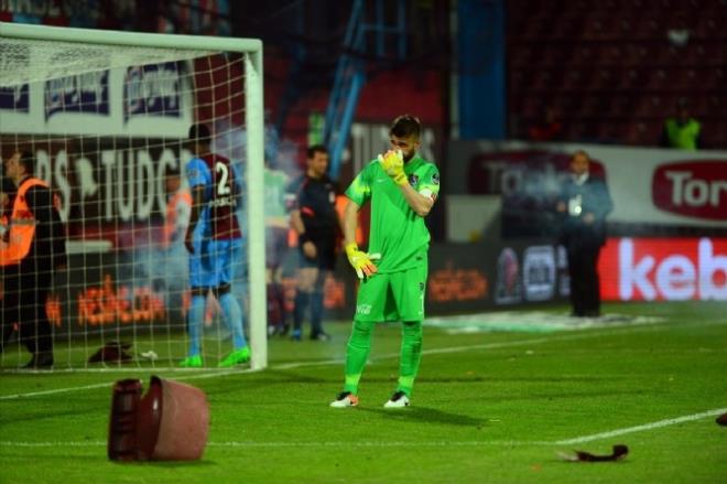 Tarihin en baarsz sezonlarndan birini yaayan Trabzonspor'a bir darbe de Onur Kvrak'tan geldi.2008 ylndan bu yana bordo mavili formay giyen ve takm kaptanl yapan Onur Kvrak, olaylar nedeniyle hakemlerin ve dier futbolcularn soyunma odasna girmesinin ardndan, izleyenleri oke eden hareketler yapt.