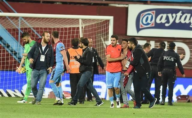 L'Equipe: Hakeme saldrld  <br>Fransa'nn nemli gazetesi L'equipe de, Trabzon'da yaanan bu olay, "Trkiye'de hakeme saldrld ve karlama iptal edildi" maneti ile verdi.