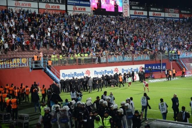 Karlamay Galatasaray formasyla izlemeye gelen bir taraftara Trabzon tribnleri byk tepki gsterdi. Bordo-mavili taraftarlar bununla kalmad Galatasaray formasn yaktlar. Avni Aker Tribnlerinde yaanan bu olay sonras polis mdahelede bulundu. Galatasaray taraftar tribnden kartld.