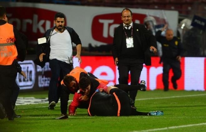 Avni Aker'de oynanan Trabzon Fenerbahe mann ardndan man hakemleri ikayeti olmak iin karakola gitti.