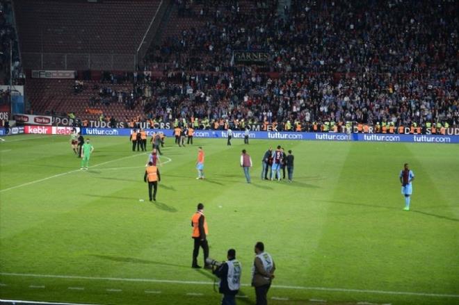 nce zerindeki formay karan tecrbeli kaleci, daha sonra teknik direktr Hami Mandral'ya, "Benden bu kadar, brakyorum" iaretini yapt; ardndan da formay saha kenarna brakt. Onur, son olarak eldivenlerini de yere brakp soyunma odasna gitti.