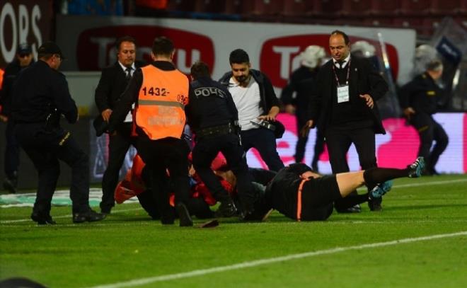 TRABZONSPORLULAR&#8217;DAN ZR    Takmlar olaylarn ardndan soyunma odasna gitti. Trabzonsporlu futbolcularn toplu bir ekilde hakem odasna giderek, saldrya urayan hakeme gemi olsun dileklerini ilettikleri bildirildi.