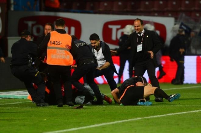 Blent Yldrm, Ekrem Kan, Asm Yusuf z'n ynettii mata izgi hakemi Volkan Bayarslan saldrya uramt. Hakem odasnda da baygnlk geiren izgi hakemi Volkan Bayarslan'n durumu zerine hakemler ikayeti olmak iin, stattan ayrlp, karsakola gittiler.