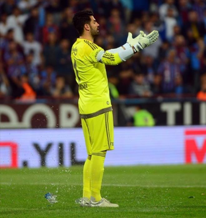 Ayrca, ev sahibi Trabzonsporlu futbolcular ile Fenerbaheli futbolcularmz sahada sergilemi olduklar centilmence mcadelelerinden dolay tebrik ederiz"