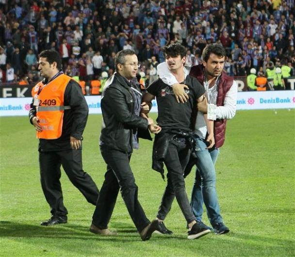 Bosna Hersek'te de manet<br>  Bosna-Hersek spor basn da olay manetten duyururken, "Trabzonspor-Fenerbahe ma, yardmc hakeme saldr sonras tatil edildi" bal kullanld.