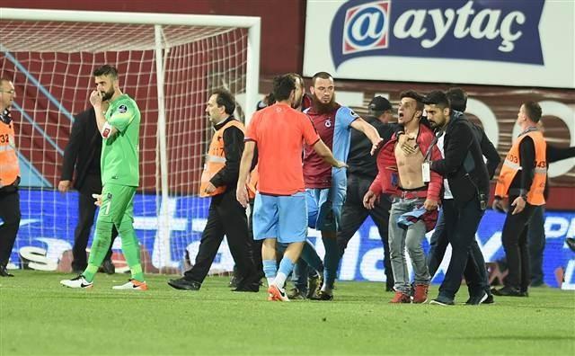 The Sun: Acmaszca  <br>ngiltere'nin nemli gazetelerinden The Sun, manetten duyurduu haberinde, "Trabzonspor-Fenerbahe karlamasnda taraftar hakeme acmaszca saldrd" manetini att.