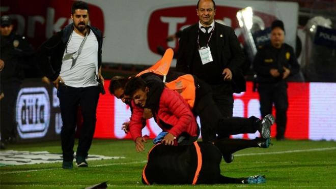 Trabzonspor Fenerbahe ma dnya medyasnda<br>Spor Toto Sper Lig'de Trabzonspor ile Fenerbahe arasnda Avni Aker Stad'nda oynanan karlama, 89. dakikada kan olaylar nedeniyle tatil edildi. Bu olay dnya medyasnda geni yer buldu.