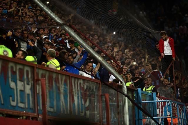 SDNA: Trkiye'de ok!<br>  Yunanistan'n SDNA internet sayfas, manetten getii haberde, "Trkiye'de ok! Yardmc hakeme saldrdlar" bal atld.