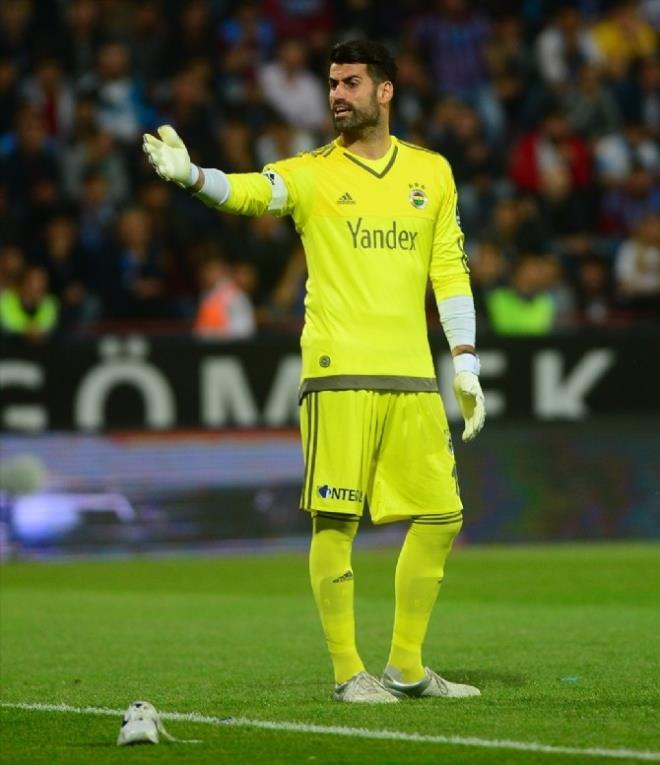 AYAKKABI FIRLATILDI  Fenerbahe'nin att 1. golden sonra Volkan Demirel'in koruduu kalenin arkasnda bulunan tribnlerden sahaya ok sayda akman yannda spor ayakkabnn da atlmas dikkat ekti.