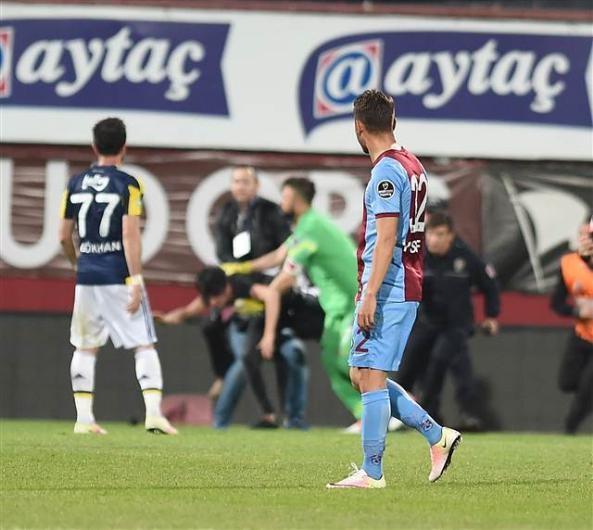 The Sun: Van Persie ve Nani de ahit<br>  Gazete, Fenerbahe'de oynayan Hollandal yldz Robin Van Persie ve Nani gibi isimlerin de bu olaylara ahit olduunu ve oyuncularn sahadan hzlca soyunma odasna katklarn yazd.