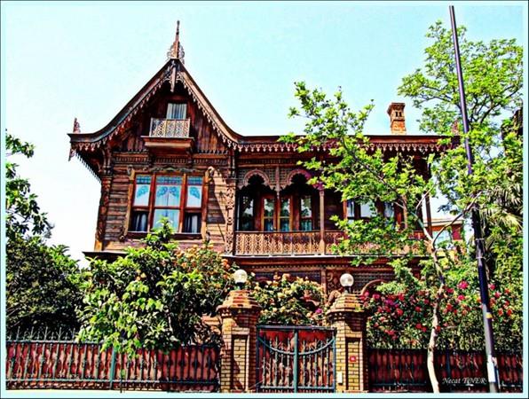 Ailemizin kk  <br>     Adile Nait'in anne, Mnir zkul'un baba roln stlendii kalabalk aile filmlerinin pek ou skdar'daki Gll Kk'te ekilmiti. Gll Kk, ok uzun sren terk edilmiliin ardndan restore edildi ve zerinde   'Satlk' tabelasyla ayakta... Kkn eskiden ok geni olan bahesineyse  tane apartman sdrlm.