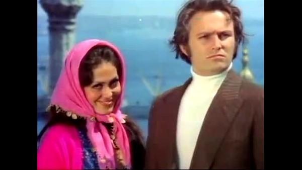 'Ayr dnyalarn insanlar'nn aklarnn konu alnd Trk filmlerinin nemli meknlarndan biri ise Kanlca'daki kiz Yal'yd. Akn zengin tarafnn yaad ev olarak kullanlan yalnn kaplarn, sahibi Erdoan     <br>  Ataman Yeilam'a at. kiz Yal, ina edildii 1960 ylnda modern mimarisi ile ok ilgi ekiciydi ve Ediz Hun, Ylmaz Gney, Filiz Akn, Tark Akan, Trkan oray'n rol ald yaklak 150 Trk filminin mekn oldu.