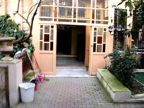 'Grgriye'de Darbukatr Bayram'n gbek att salon, 'ekerpare'de ener en'in mdavimi olduu randevuevi buras... Tarihi kk, sahibinin geim kaps. Kkn sahibi zzet Tuzcuolu, 1982 ylnda ynetmen Osman F. Seden kapsn aldnda 'memleketi Rize'de dedikodu kar' diye inat etmi. Ama ekimlerle birlikte Trkiye'nin en nl sinema oyuncularyla dolup taan evde, artk makyaj, toplant, senaryo okuma odalar var.