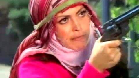 Atf Ylmaz'n 1974 ylnda ektii 'Gll Geliyor Gll' filminde Trkan oray, kendisini gerdek gecesinin hemen ardndan brakp kaan Ediz Hun'u burada yakalyor ve silah dorultuyordu. Emel Sayn ve Ediz Hun'un barollerini paylat 'Glizar' da kiz Yal'da ekilen filmler arasnda. zellikle romantik Trk filmlerinin vazgeilmez mine ba sahneleri, bu yalnn minesinin nnde ekildi.       <br>kiz Yal, 1997'de restoran oldu. Bugn Lacivert Bar/Restaurant olarak hizmet veriyor. Trk filmlerinin unutulmaz sahnelerinin getii odalar, artk masa ve sandalyelerle dolu.