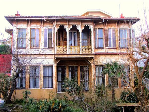 Sahibini geindiren ev     <br>  Trk filmlerine mekn olma zelliini gemiten gnmze kadar srdren bir kk de var; Beylerbeyi'ndeki Lazlarn Kk. Hayal dnyasnn 20 yldr sahnesi olan kk, kimse gidip grmese de herkes iin tandk.