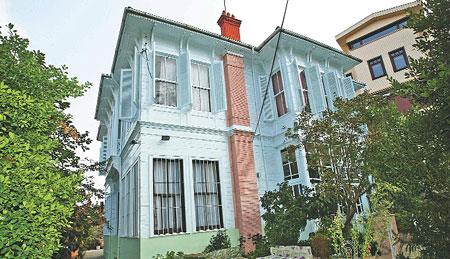 zzet Tuzcuolu, yllardr film izlerken jenerikleri dikkatle inceliyor. Sonuta ulatrmadan set amirine, kamera asistanndan sanat ynetmenine dek herkesi tanyor. zzet Tuzcuolu, eski filmleri izlerken evindeki deiiklikleri de deerlendiriyor. Artk olmayan vazolarn, rengi deien duvarlarn, ypranan merdivenlerin yorumlarn yapyor.