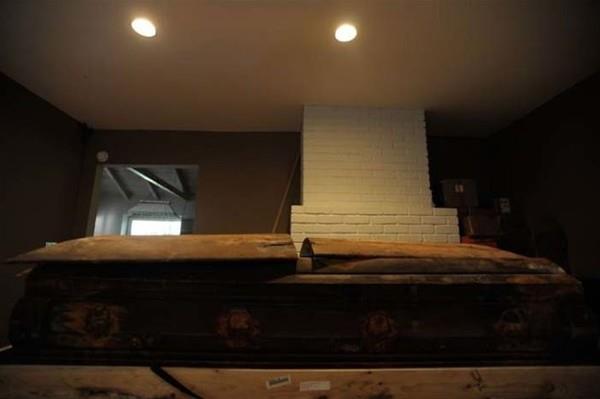 Tabutu kimin ald ise aklanmamt.