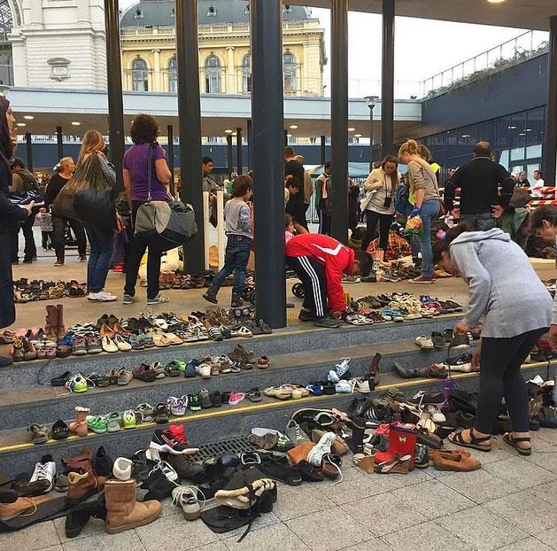 Macaristan vatandalar kullanmadklar ayakkablar Suriyeli mltecilere vermek niyetiyle Budapete tren istasyonuna akn etti.