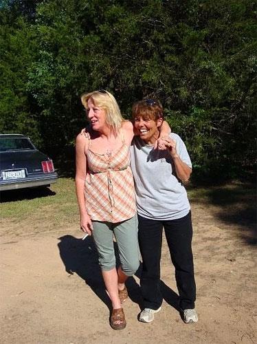 Borlarn deyemedii iin evini kaybeden bir kadn(solda) sata kan evinin ihalesine gittiinde kalabaln iinden tanmad biri evi satn alarak ona iade etti.