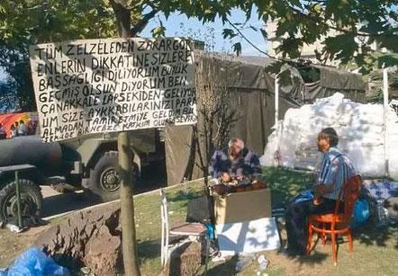 Van depreminden sonra madur halkn ayakkablarn tamir etmek iin Van'a giden anakkaleli amca