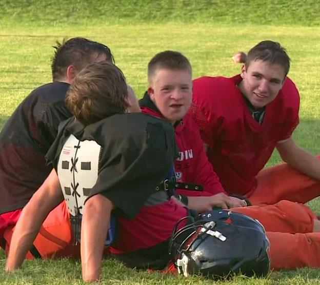 Okul takmnda futbol oynama hayali olan Down sendromlu lise rencisine bir ans verildi ve o bir gol atarak sevincini ikiye katlad.