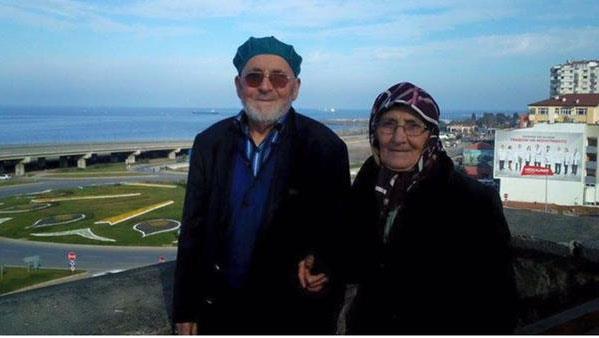 Peker Mert ksz, Trabzon&#8217;da kendisinden fotorafn ekmesini isteyen yal iftin pozunu Facebook adresinden paylat.  Fotorafn hikayesi olduka ilgin.