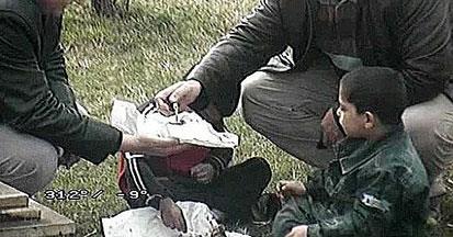 Kilis'te doumgn kutlamak isteyen ama mumlar bir trl yakamayan 2 ocuu Mobese'den grp yardmlarna koan polisler.