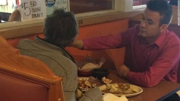 22 yandaki garsonun bu davran evredeki baka bir mteri tarafndan kayt altna alnnca ABD'nin Georgia eyaletindeki Cinco de Mayo isimli restoranda geen olay, ksa srede lkenin gndemine oturdu.     Sosyal medya zerinden ksa srede binlerce kiiye ulaan kare, ksa srede basnn da dikkatini ekti. lke basnna konuan Ruiz, "Yardma ihtiya duyan bir adam grdm ve doru olan yaptm" szleriyle davrannn ok da abartlmamas gerektiini belirtiyor.