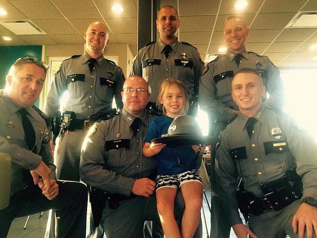 5 yandaki bir kz sadece onlar glmsetmek adna eyalet polisleri iin dondurma satn ald ve hep beraber bu hatra fotoraf ektirdiler.