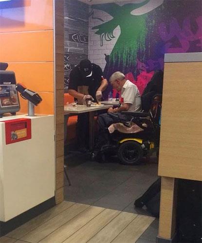 McDonalds alan yal adamn beslemesine yardmc olmak iin tm len paydosunu feda etti.