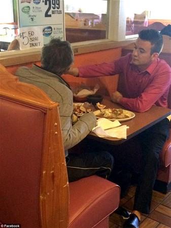 Elleri olmayan mterisinin yemek yemesine yardm eden garson sosyal medyann gndemine oturdu.     Sosyal medya engelli mterisini kendi elleriyle besleyen garsonu konuuyor.  ABD'nin Georgia eyaletindeki restoranda alan Alex Ruiz, elleri olmayan mterisini kendi elleri ile besledi.